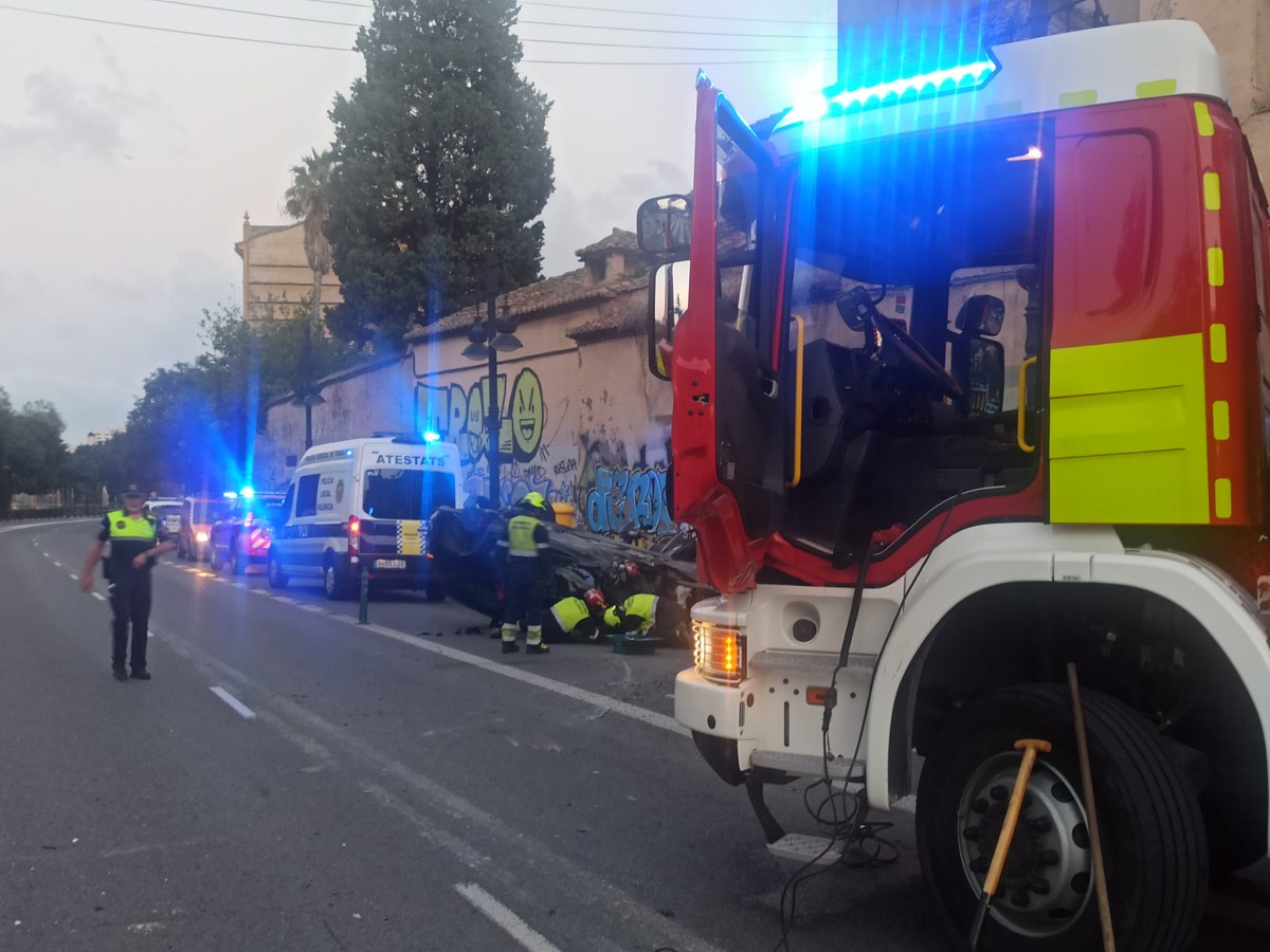 Coche volcado túnel de Blanquerías